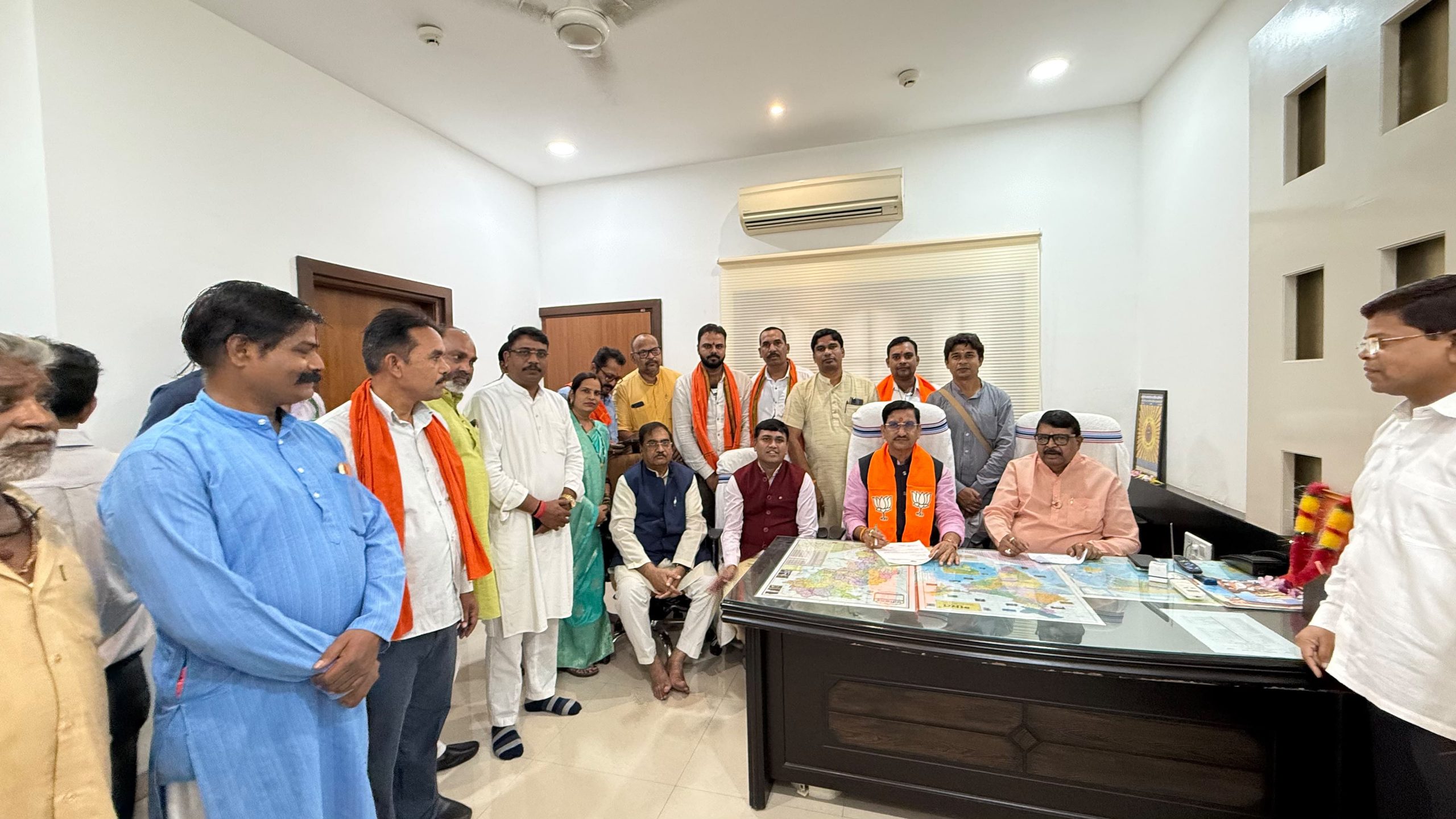 भाजपा की कार्यसंस्कृति में जनसेवा सर्वोपरि, सहयोग केंद्र में तोखन साहू ने सुनीं जनता की बातें