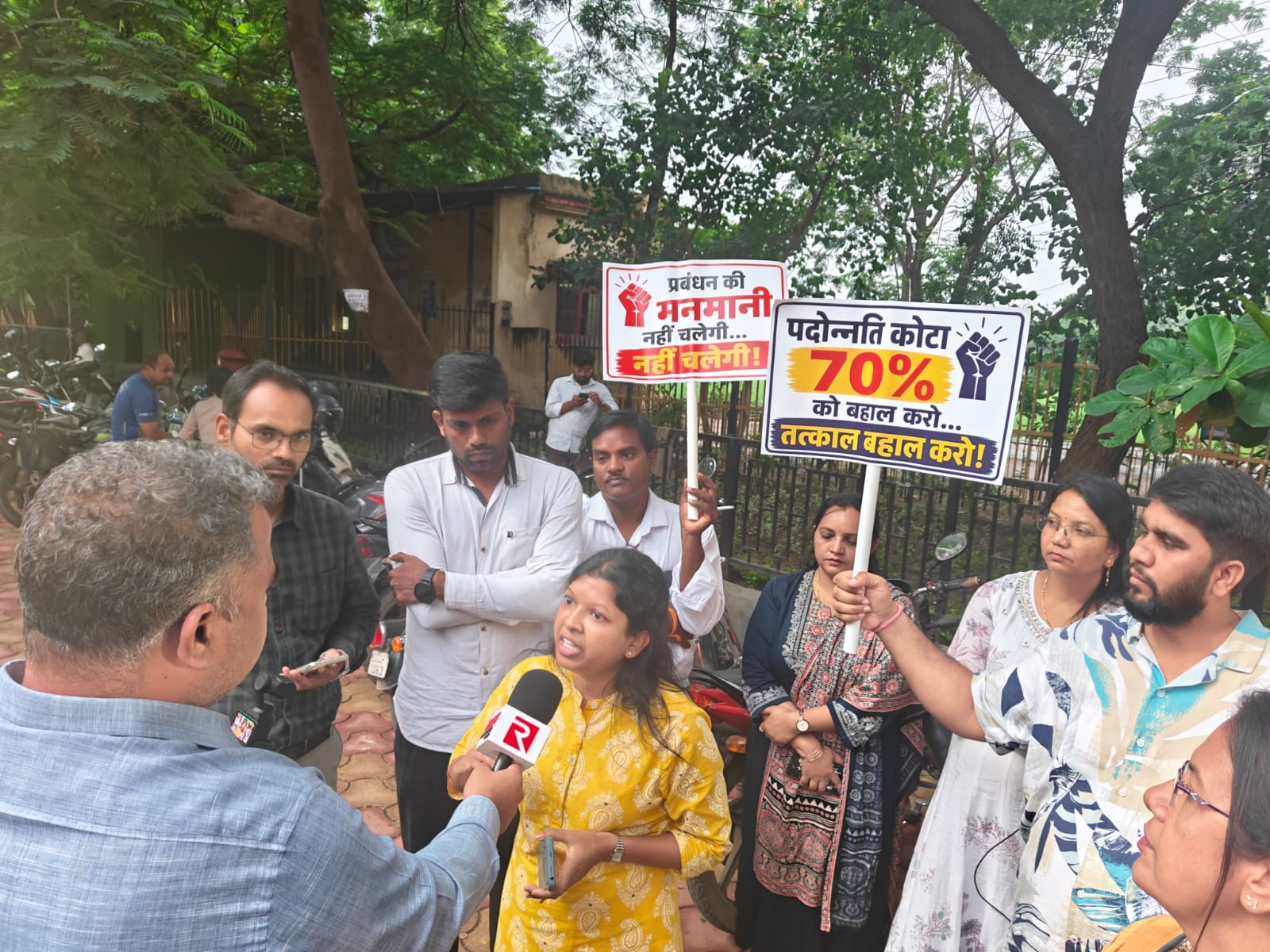 70 प्रतिशत पदोन्नति कोटा बहाल करने सहित लंबित मांगों को लेकर पत्रोपाधि अभियंता संघ का चरणबद्ध आंदोलन के तहत गेट मीटिंग