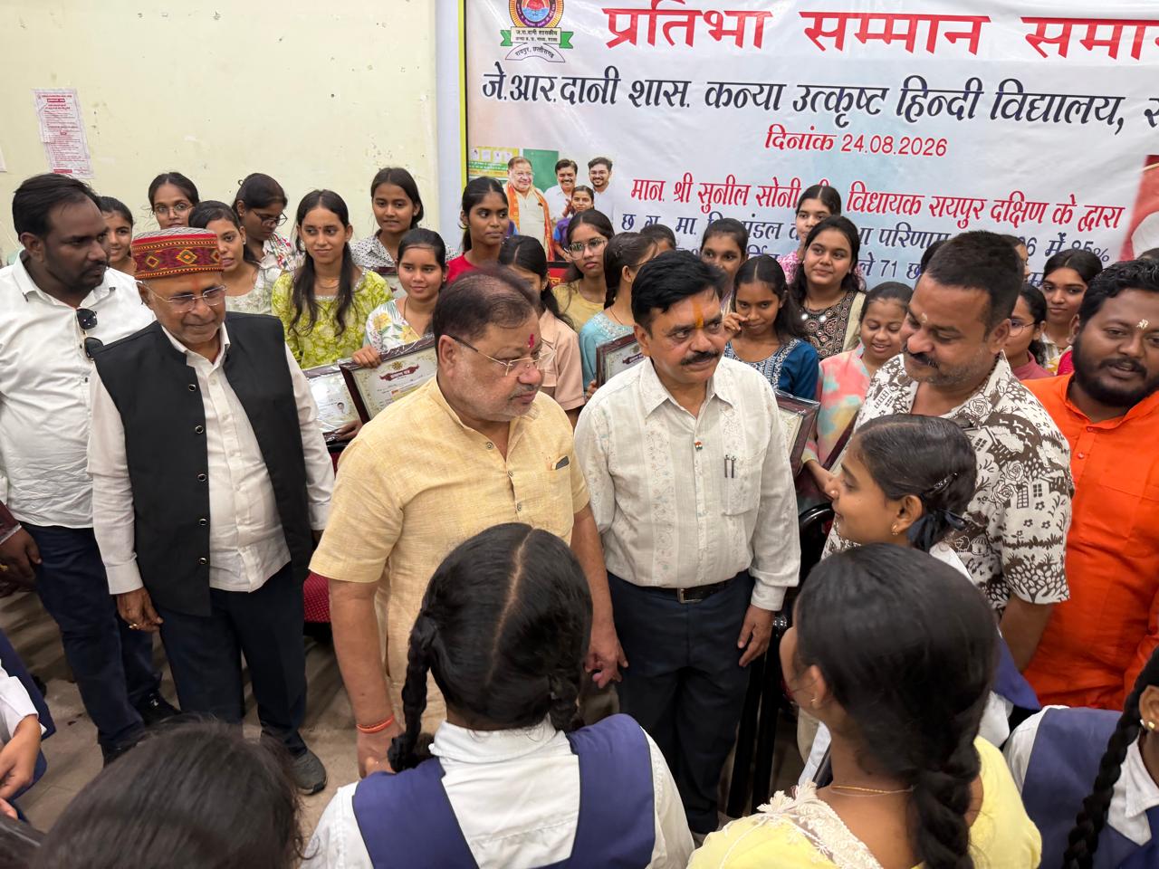 विधायक श्री सुनील सोनी ने दानी शाला कालीबाड़ी में कक्षा 10वीं और 12वीं में 85 प्रतिशत से अधिक अंक प्राप्त करने वाले 75 विद्यार्थियों को उत्कृष्टता प्रमाण पत्र तथा 5000-5000 रुपए का चेक प्रदान किया तथा सभी का उत्साहवर्धन किया।