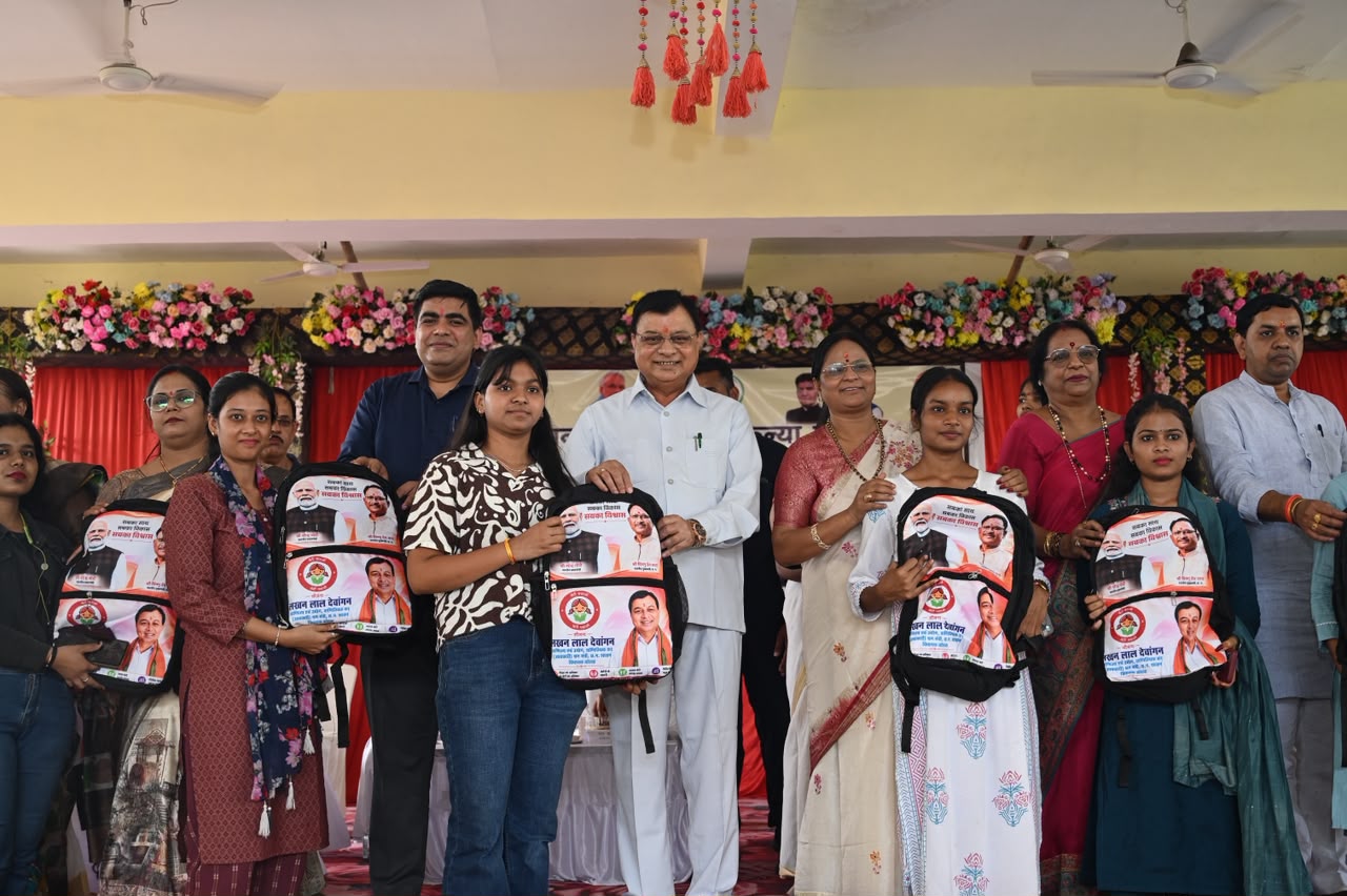 उद्योग मंत्री श्री लखन लाल देवांगन ने 1500 छात्राओं को वितरित की एजुकेशन किट, जिले के अन्य शासकीय महाविद्यालयों में भी विशाल डोम निर्माण की घोषणा