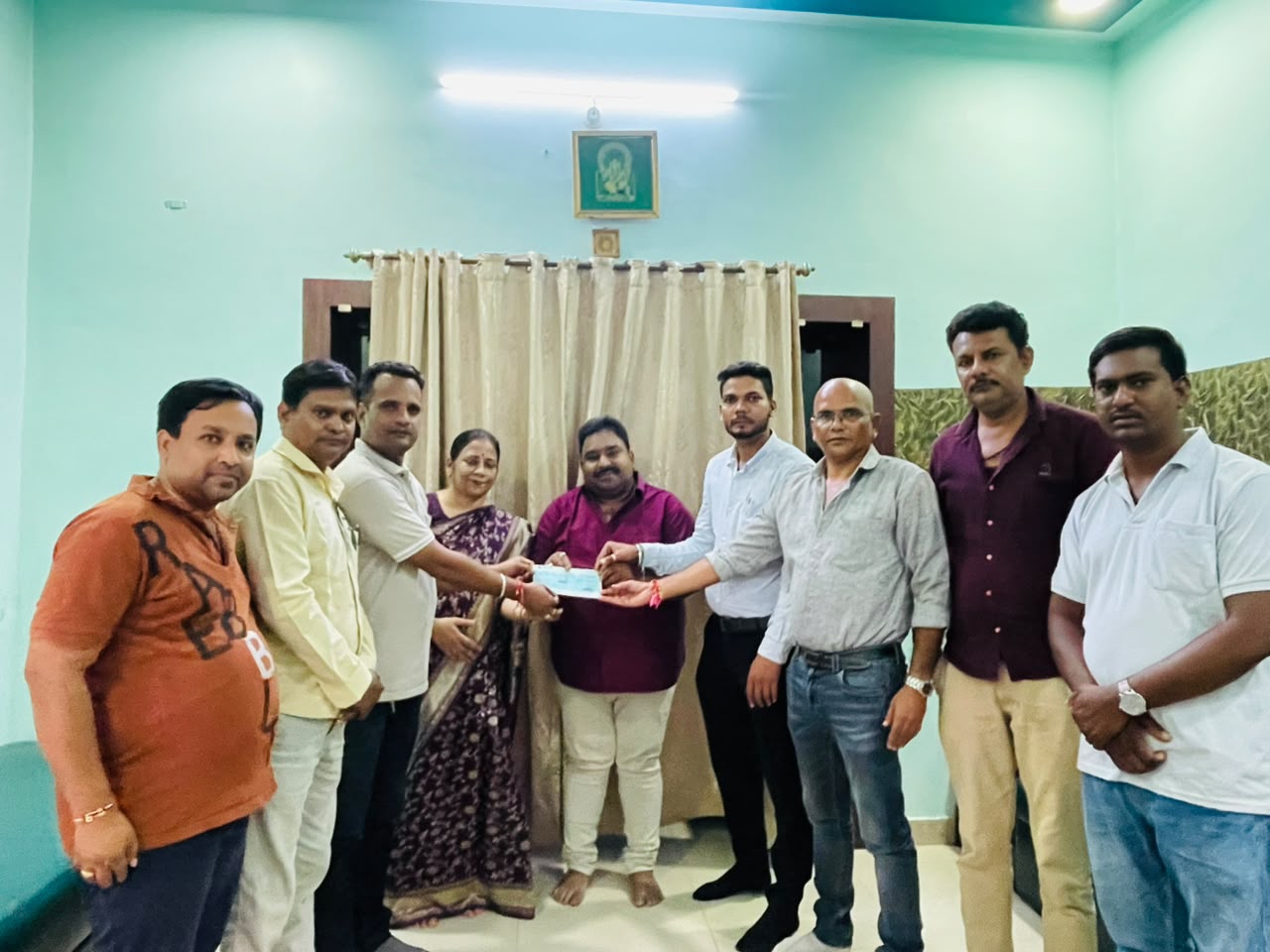रायपुर : उप मुख्यमंत्री एवं कवर्धा विधायक श्री विजय शर्मा की संवेदनशील पहल से आगजनी पीड़ित होटल संचालक को मिली आर्थिक सहायता