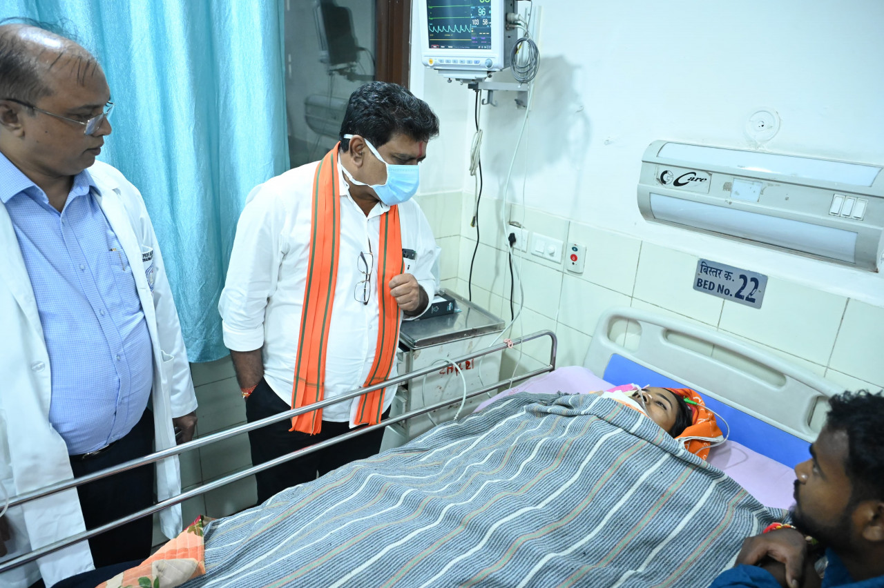 रायपुर : उप मुख्यमंत्री श्री विजय शर्मा ने एम्स रायपुर में महाराष्ट्र सड़क हादसे के घायलों से की मुलाकात