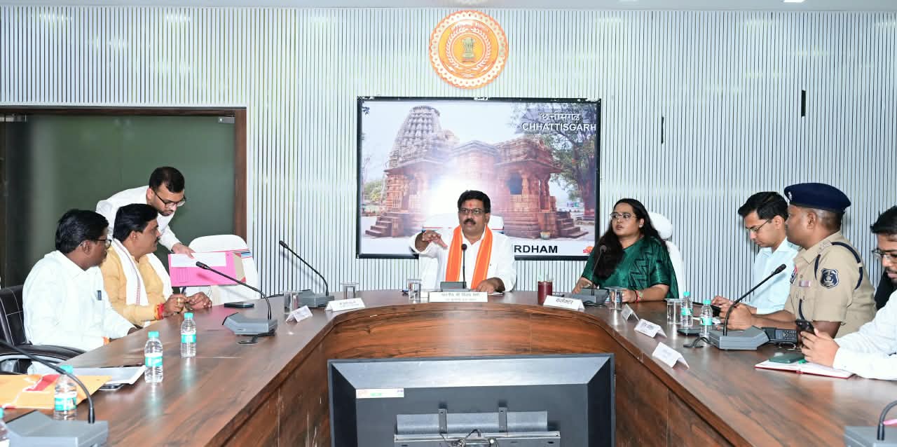 रायपुर : उप मुख्यमंत्री श्री विजय शर्मा ने कबीरधाम के गौसेवकों एवं अधिकारियों की ली बैठक