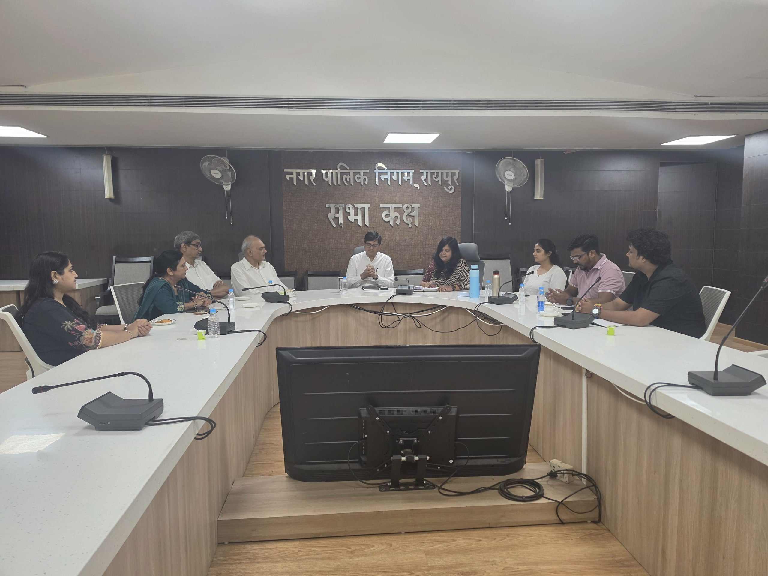रायपुर जिला प्रशासन द्वारा ‘रायपुर अनफिल्टर्ड’ पॉडकास्ट के शुभारम्भ को लेकर महत्वपूर्ण बैठक रायपुर जिला कलेक्टर के निर्देश पर नगर निगम रायपुर में हुई
