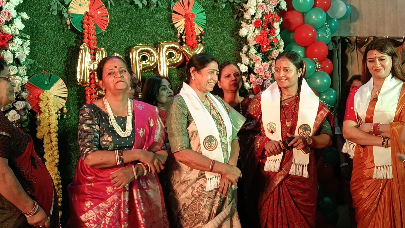 तीज के रंग में रंगा रायपुर प्रेस क्लब, श्रीमती लक्ष्मी राजवाड़े ने रैंप वॉक कर बढ़ाया महिला पत्रकारों का उत्साह
