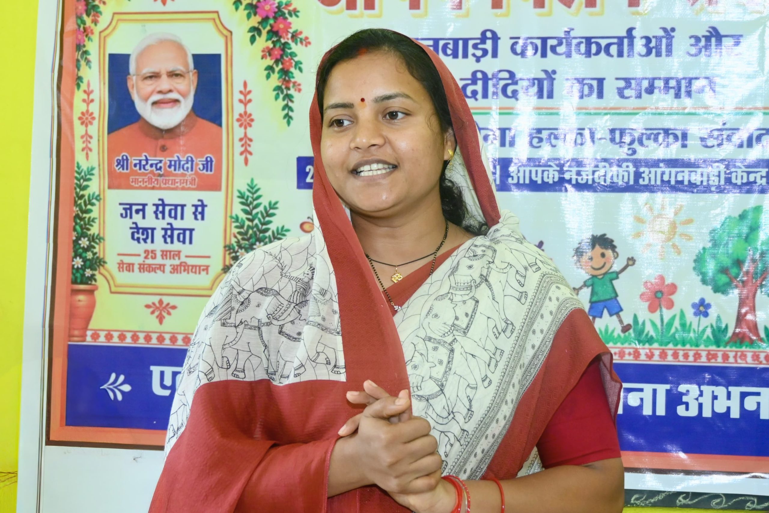 मंत्री श्रीमती लक्ष्मी राजवाड़े ने आंगनबाड़ी केंद्रों में बच्चों को कराया न्योता भोज, माताओं को भेंट किए मुनगा के पौधे