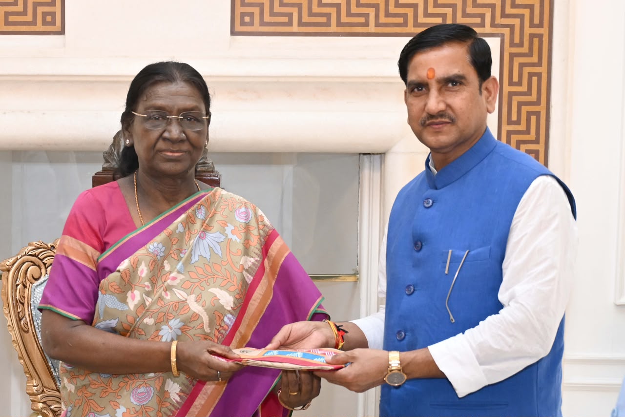 बस्तर दशहरा के आमंत्रण के साथ राष्ट्रपति द्रौपदी मुर्मु से मिले केंद्रीय राज्यमंत्री तोखन साहू, संस्कृति मंत्री राजेश अग्रवाल व सांसद महेश कश्यप