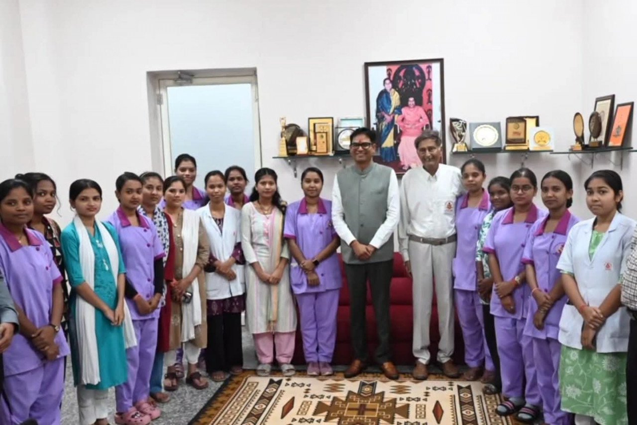 रायपुर : सत्य साईं अस्पताल में सेवा दे रहीं छत्तीसगढ़ की बेटियों से मिले वित्त मंत्री ओ.पी. चौधरी