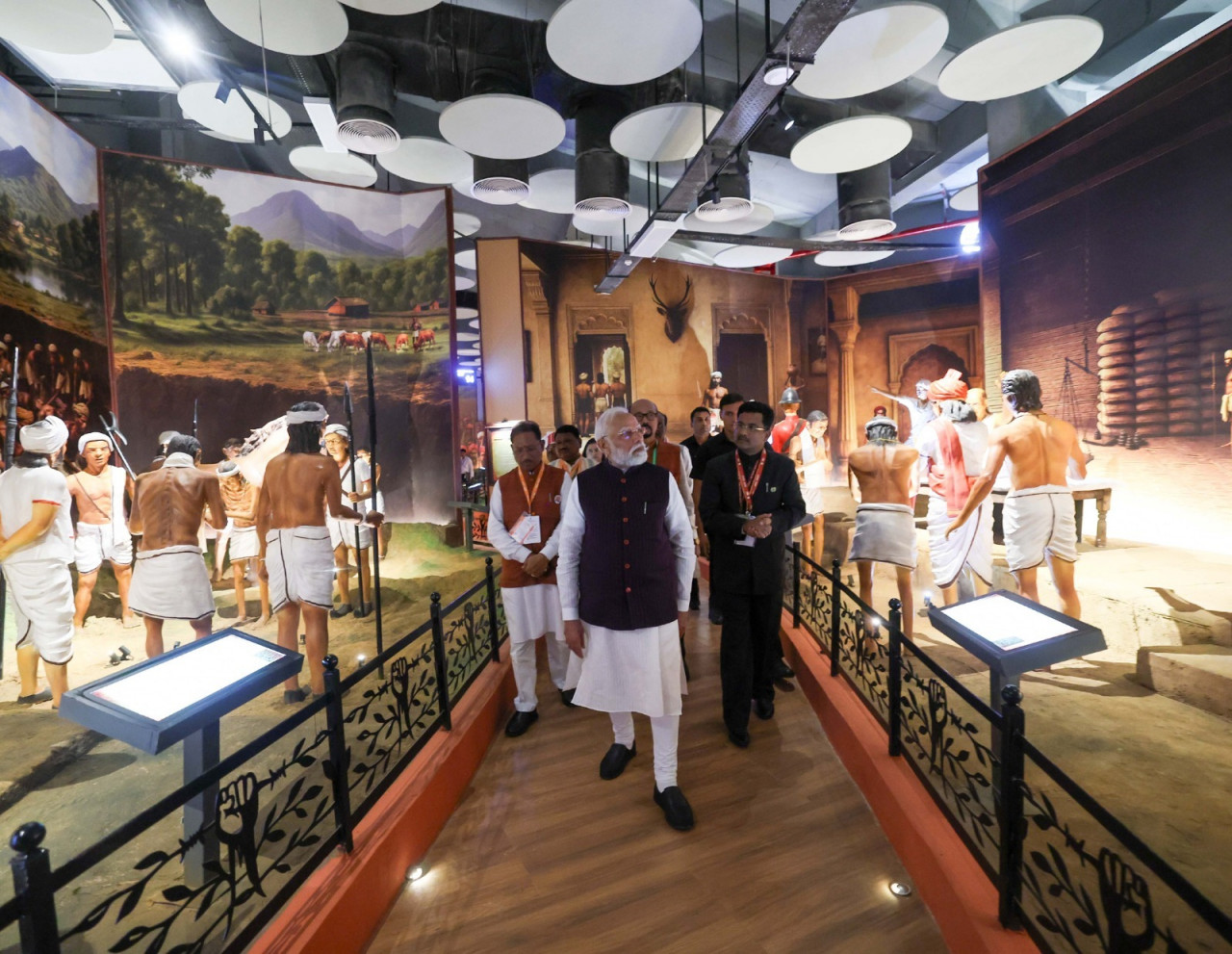 रायपुर : राज्योत्सव पर विशेष आलेख : आधुनिक तकनीक से जीवंत हुईं जनजातीय अमर बलिदानियों की शौर्यगाथाएं